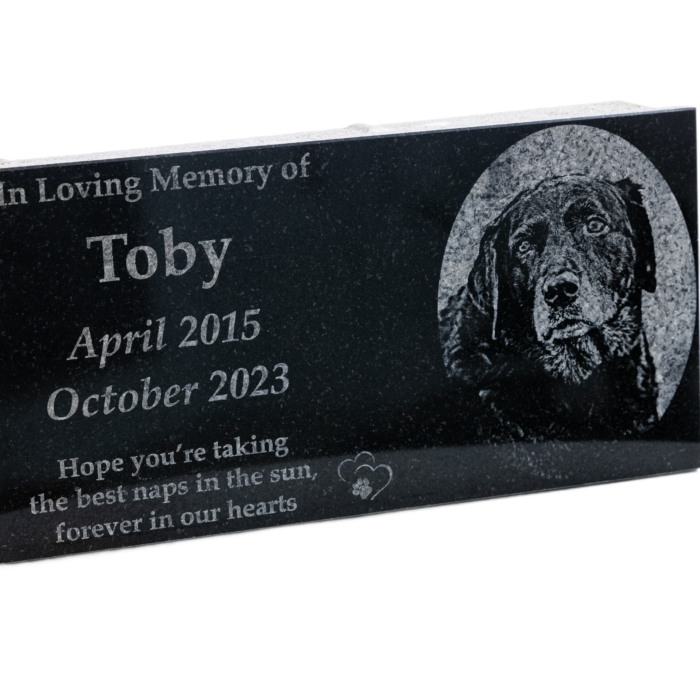 Pierre tombale personnalisée en granit avec support en ciment